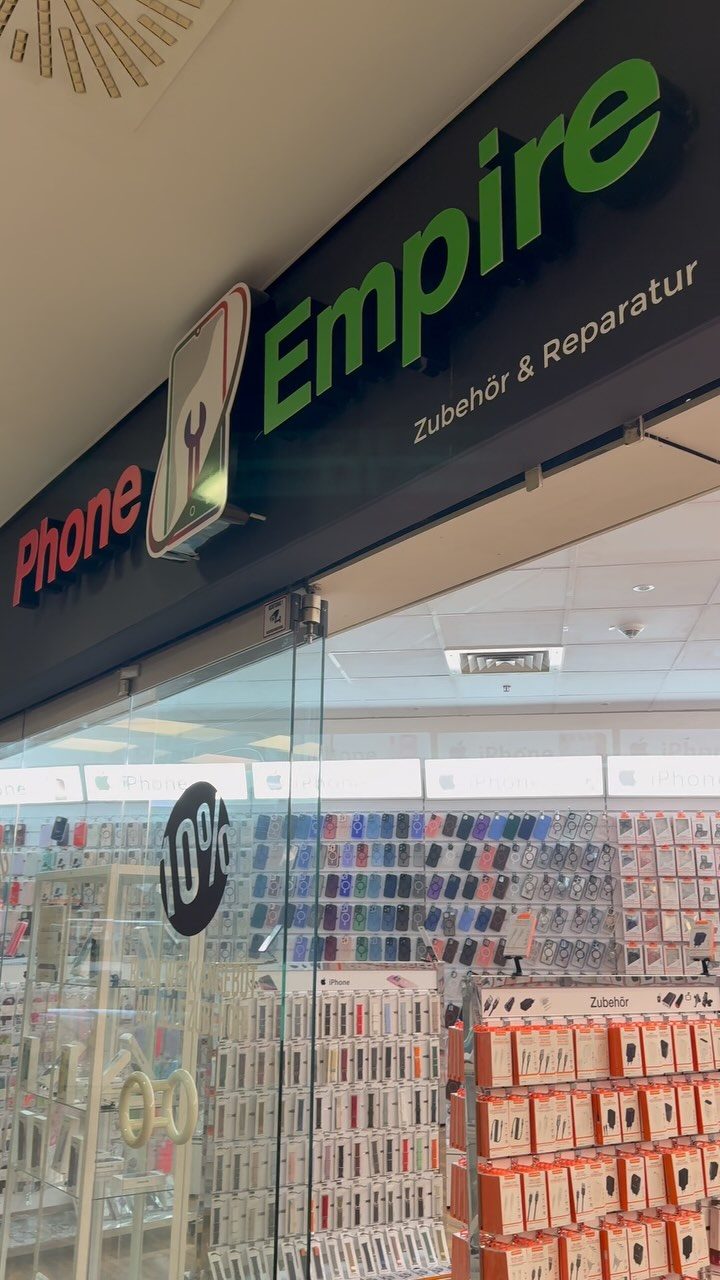Phone Empire Ladenfront mit Leuchtschild und Zubehörwand