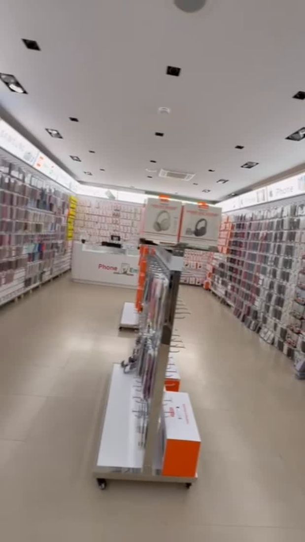 Ladeninneres von Phone Empire mit Hüllen und Zubehör